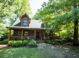 Gecko Getaway - Great cabin getaway - private hot tub - community pool