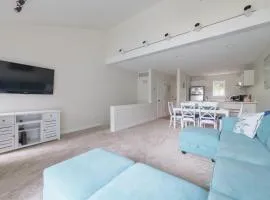 Harborside condo w pool- Walk to downtown and beaches