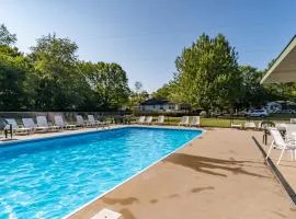 Illustrator Cottage - Goshorn Lake access - community pool - lots of outdoor activities!