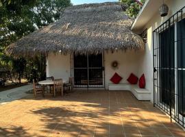 Casa Xochitl 2 camas-2 recamaras 3min de la playa, hotel v mestu Puerto Escondido