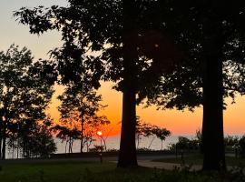 Pet friendly property with private access to Lake Michigan and beautiful sunset views, Hotel in Fennville