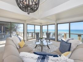 Private beach- sleeps 14 with stunning views!, ξενοδοχείο σε Covert