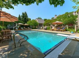 Private Pool & Lake MI access, hot tub, putting green, basketball court, and more!, hotel with parking in Fennville