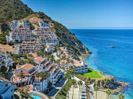 Gorgeous Oceanfront Villa With Panoramic Views, beach hotel in Avalon