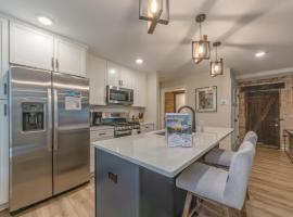 Converted Blacksmith shop walking distance to downtown Douglas!, hotel in Douglas