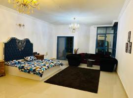 Tranquil Haven King Bed Ensuite Fully Furnished Bedroom, hotel in Ajman 