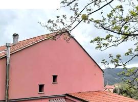 Casa Titti, hotel com estacionamento em Quiliano