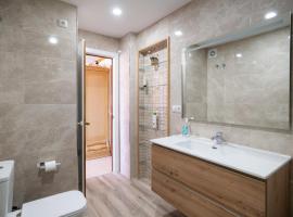"Suite" Habitacion extra Large con baño privado en Benalmadena, campsite in Benalmádena