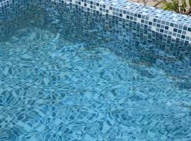 Casa ampla com piscina 4 quadras da praia , Espaço gourmet churrasqueira, ξενοδοχείο σε Πράια Γκράντε
