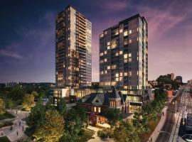 Luxury 1BR Suite - King Bed & Private Balcony, luksushotell i Kitchener