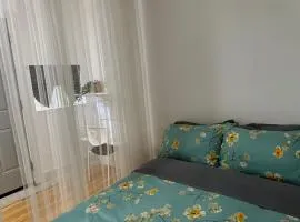 Hummingbird's Retreat-One bedroom-private bath-private entry door