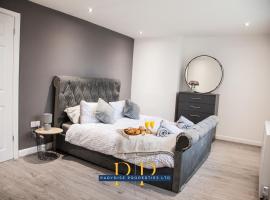 Parydise Presents The Knutton Escape -Beautiful & Spacious 3BR for Business & Family, hotel in Newcastle under Lyme