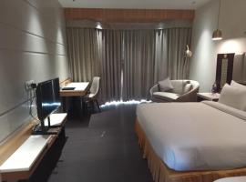 The Red Maple Mashal – hotel w mieście Indore