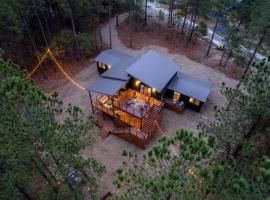 Unwind in Luxury - 12 Guest Escape Near Broken Bow Lake: Broken Bow şehrinde bir otel