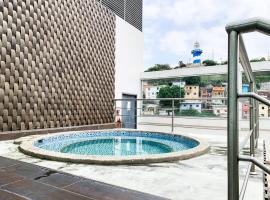 Lujoso Depa con piscina - jacuzzi y vista al rio desde la habitación, apartment in Guayaquil