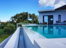 Villa Zaverda - Tranquil Haven: Luxury Villa with Private Pool, hotel mewah di Paleros