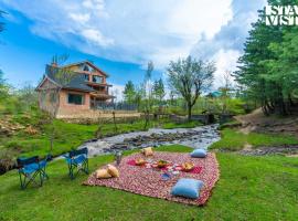 StayVista at Swiss Chalet - Riverside villa in Tangmarg: Tangmarg şehrinde bir otel
