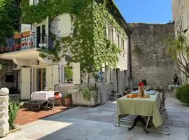 Olea Apartments in a Historic 17th Century Palace Perast