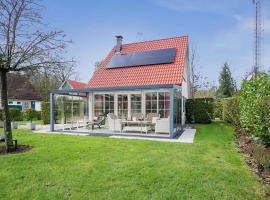Holiday home with conservatory, near Hellendoorn，希倫多恩的小屋