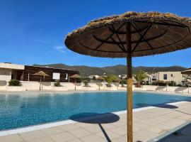 Villa dans résidence avec piscines proche plage, hotel en Belgodère