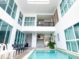 The Inn10 Pool Villa Pattaya, Entire Villa, 9 Bedrooms, Private Indoor Swimming Pool, ดิ อินน์เท็น，芭達雅中心的小屋