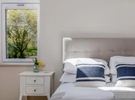 The Loft - Rural setting with parking