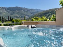 RELAX apartment Split area with private jacuzzi on terrace with mountain view, апартамент в Srinjine