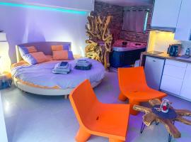 Domaine de la Besnerie Gites avec SPA Privatif à 10 min du Mont St Michel, hotel with hot tubs in Tanis