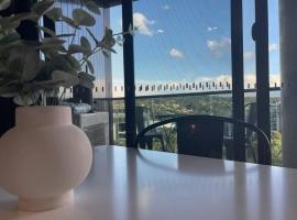 Spacious 2 bedroom apartment-free parking-pool-gym-wi-fi, hotel em Belconnen