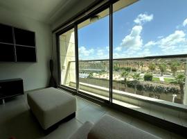Elegant 1 Bedroom Oasis Marina, hotel with jacuzzis in Herzelia 