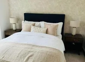 Spacious 2BR Apartment- Free Parking - Long Stay