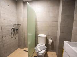 Central studio flat in the heart of Kos town، مكان إقامة مع الخدمة الذاتية لإعداد الطعام في بلدة كوس