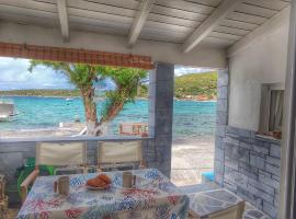 Merabello Beach House, cabaña o casa de campo en Samos