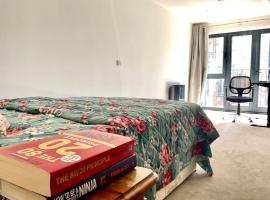 Spacious Relaxing Double Bedroom near Heart of City，伯明罕的民宿