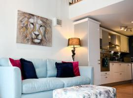 Jungle Escape, City Apartment with Parking & Terrace, hotel in Chester
