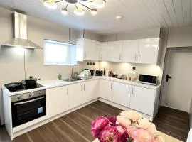 OYO Welsh Holiday Accommodation - Modern Stay