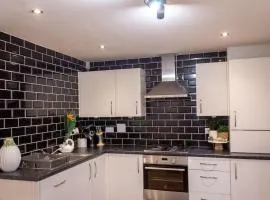4 Bed complete Home in Edinburgh Near Airport