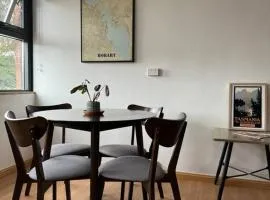 1BR Apartment - Walk to City (1 Queen Bed)