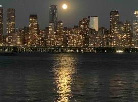 Manhattan skyline under your feet, hotel in North Bergen