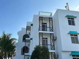 블루 베이에 위치한 호텔 3 bedrooms apartement at Blue Bay 300 m away from the beach with sea view enclosed garden and wifi