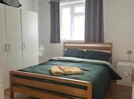 2 Bed Apartment in Barking with free Parking and WIFi, hotel in Ilford