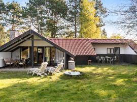 3 Bedroom Cozy Home In Rdby – domek wiejski w mieście Rødby