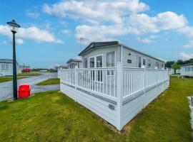 Beautiful Caravan With Decking At Broadland Sands Ref 20057cf, hotel with parking in Hopton on Sea
