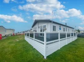 Stunning 6 Berth Lodge With Partial Sea Views In Suffolk Ref 68007cr, lodge in Lowestoft
