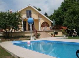 Ein Ferienhaus mit Pool, einem Garten und Seeblick: Sukoró şehrinde bir otel