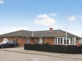 5 Bedroom Cozy Home In Thyborøn