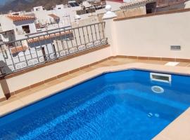 Ático con piscina privada en el corazón de Nerja!, готель у місті Нерха