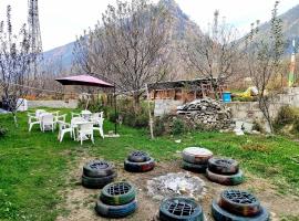 Hotel Raj Palace Manali: Manāli şehrinde bir kır evi