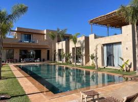 Luxueuse villa 5 suites, hotel din Had Abdallah Rhiat
