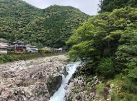 ラコマハウス古座川古民家一棟貸し, hotel a Takinohai